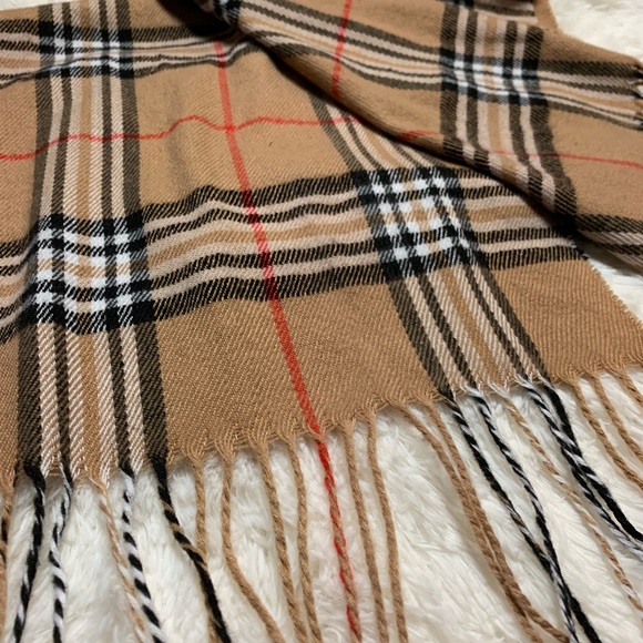 !3/25! Burberry print tan scarf - Picture 3 of 5